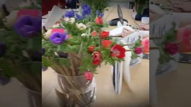 Они рисуют цветы .....с упоением. смотреть онлайн