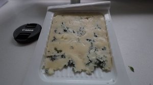 Оживание плесени в сыре с голубой плесенью от Бобровского сырзавода.