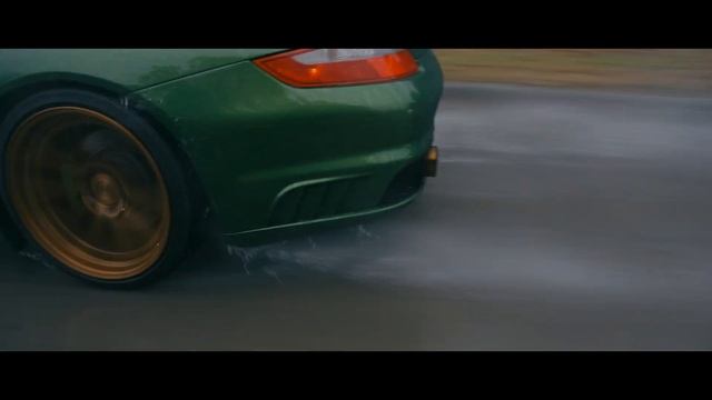 Kermit Porsche | Ripping through the rain [4K] смотреть онлайн