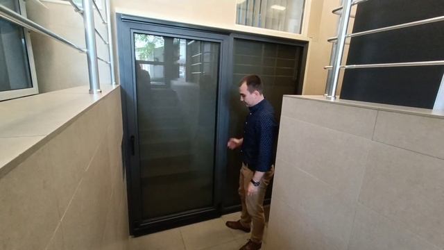 Сдвижная дверь на базе системы Алютех W72 и фурнитуры Roto Patio смотреть онлайн