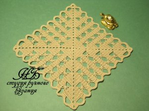 Квадратный узор. И салфетка, и скатерть.