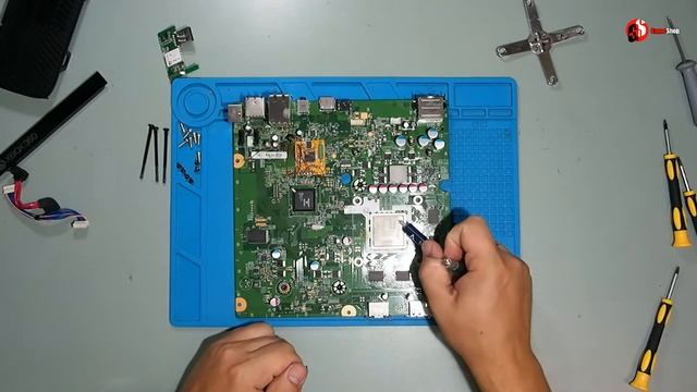 Меняем термопасту на XBOX 360 SLIM E смотреть онлайн