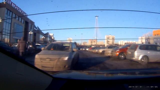 Как на парковке "Электронного рая" можно запросто получить в бок. смотреть онлайн