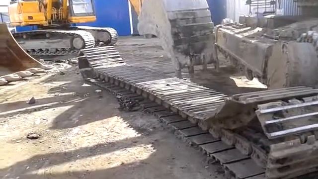Снимаем гусеничную ленту с демонтажного Экскаватора KOMATSU PC 450! смотреть онлайн