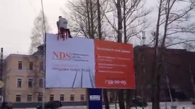 Девушка - манекен сидит на рекламном щите смотреть онлайн