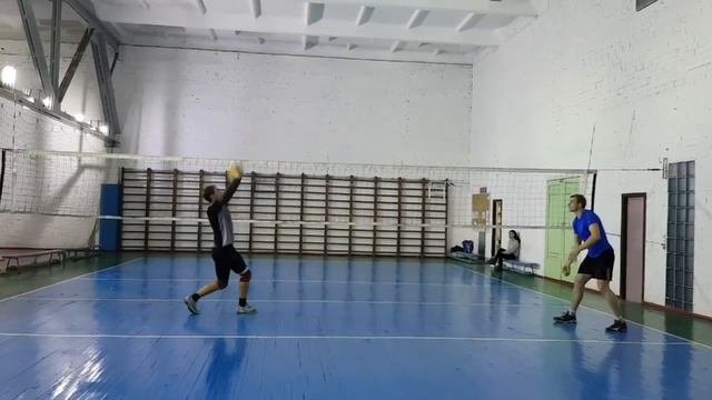 Обучение по волейболу. Передача мяча сверху и снизу. Упражнения в парах с двумя мячами. смотреть онлайн