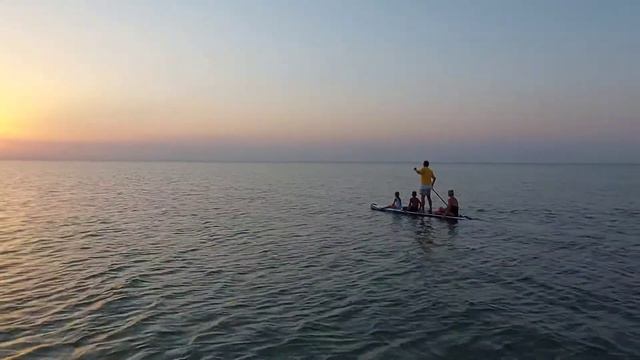 Закат на Утлюкском лимане на SUP доске. Рубрика - чем заняться на Бирючем острове. смотреть онлайн
