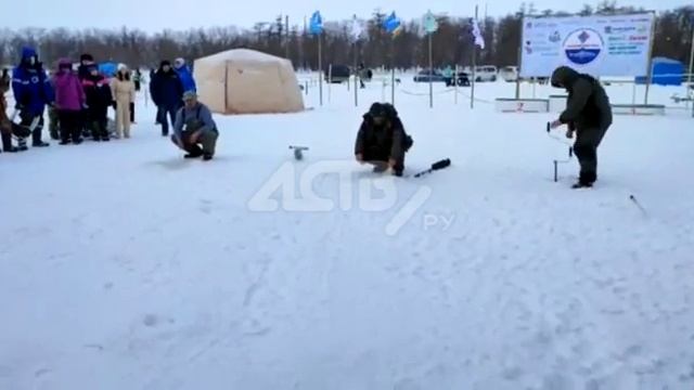 Победитель соревнований "Ногликский лёд-2022" уехал с рыбалки на новом снегоходе смотреть онлайн