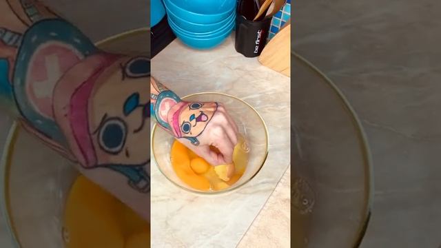 Как легко достать яичную скорлупу?. #shorts смотреть онлайн
