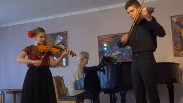 Дуэт Сасковец Варвара и Насекайло Арсений (12 лет). И.Фролов. Дивертисмент.