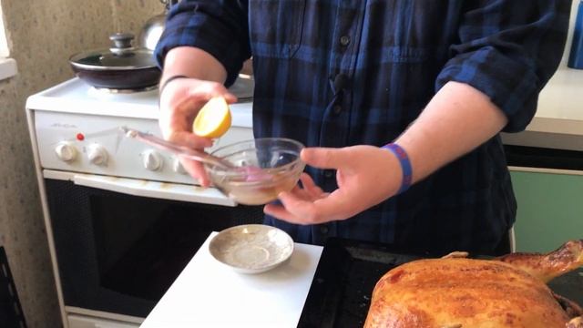 Курица сочная, фаршированная маринованными грибами и потрошками. смотреть онлайн