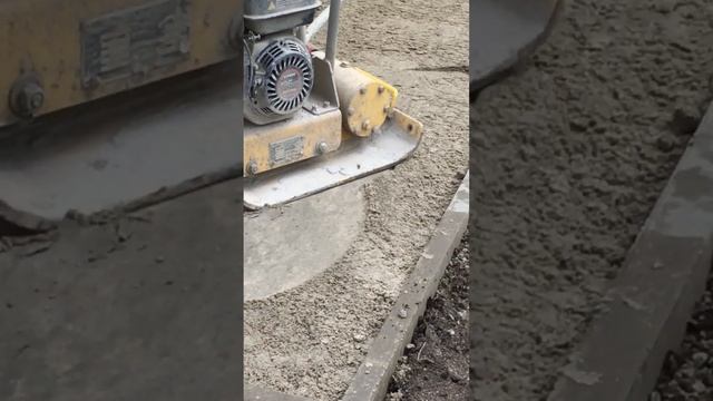 Отмостка из тротуарной плитки этапы работ как сделать основу для пешеходной зоны #тротуарнаяплитка смотреть онлайн