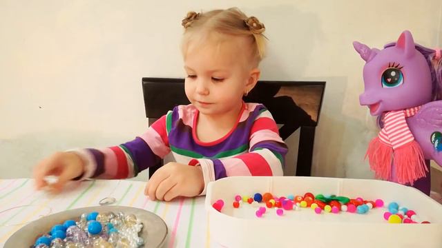 Делаем украшения для тети Кристины.Make a necklace for aunt Kristina. смотреть онлайн