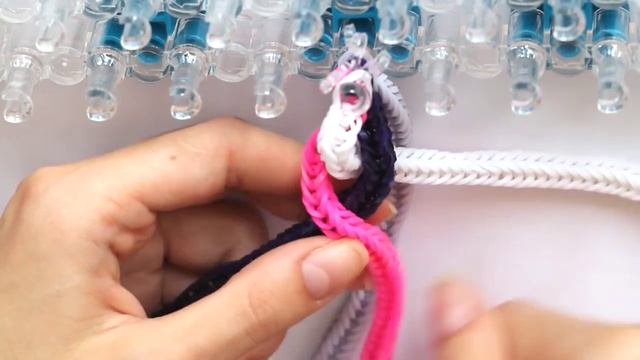 Как плести браслеты из резинок на рогатке. Браслет Косичка четверная | Bracelet Rainbow Loom смотреть онлайн