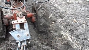 Пахать землю с мотоблоком одно удовольствие. Учимся регулировать плуг. #мотоблок #пашем с мотоблоко