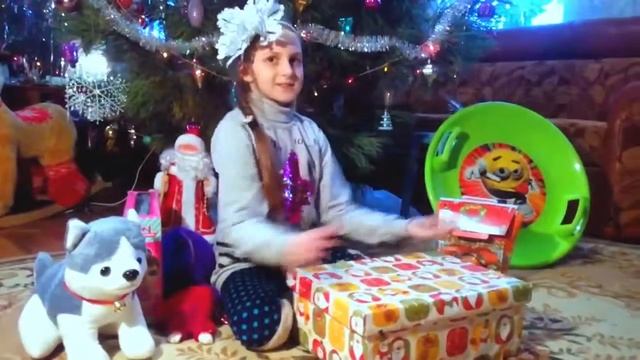 Подарки от Деда Мороза под Ёлку в Новый Год на праздник/Обзор игрушек/Куклы LOL/Планшет/Собака/LOL смотреть онлайн