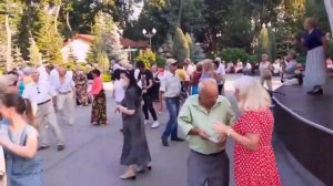 Я НИКОГДА ТЕБЯ МОЙ МИЛЫЙ НЕ ЗАБУДУ! КРАСИВОЕ ЛЕТО В ПАРКЕ ГОРЬКОГО ХАРЬКОВ.mp4