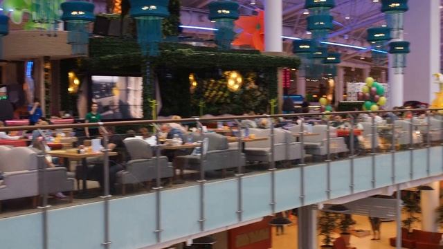 Гигантский аквариум в ТРЦ 