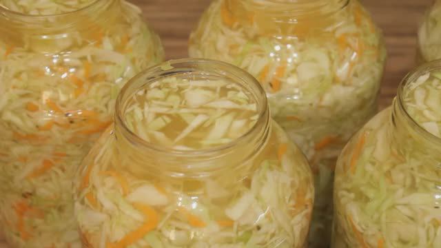 КВАШЕНАЯ КАПУСТА в банке. Хрустящая капуста на зиму. смотреть онлайн