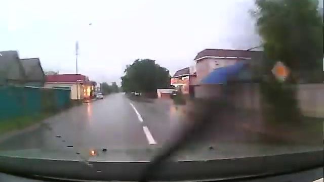 В Пятигорске лихач на «семёрке» не справился с управлением и снёс дорожные знаки смотреть онлайн