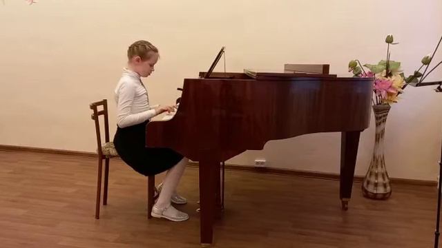 Иванова Ангелина. Синтезатор 1 класс. Пьеса "Курочка" Н. Любарского смотреть онлайн