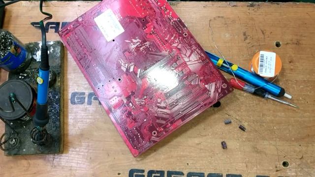 РЕМОНТ МАТЕРИНСКОЙ ПЛАТЫ MSI P965 Neo ЗАМЕНА ВЗДУТЫХ КОНДЕНСАТОРОВ БЕЗ СЕРВИСА СВОИМИ РУКАМИ 470/16 смотреть онлайн