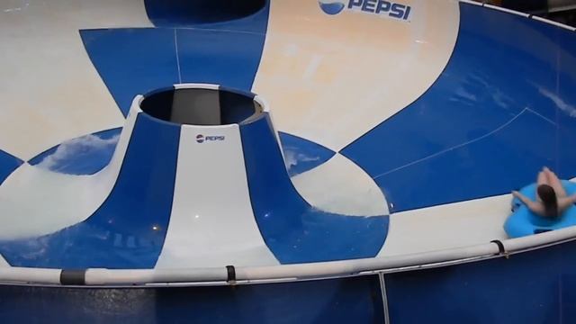 Казань, Аквапарк "Ривьера". Горка Торнадо (Унитаз). смотреть онлайн