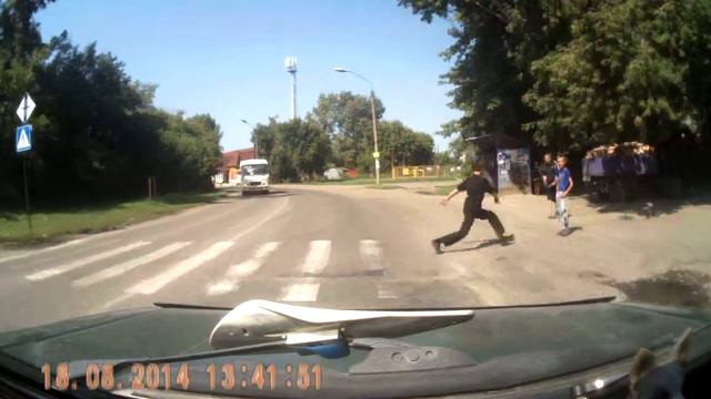 Вот так надо переходить через пешеходный переход!!! смотреть онлайн