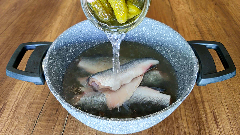 Варю РЫБУ в огуречном рассоле и готовлю вкусное блюдо на ПРАЗДНИЧНЫЙ СТОЛ! Удачный рецепт.