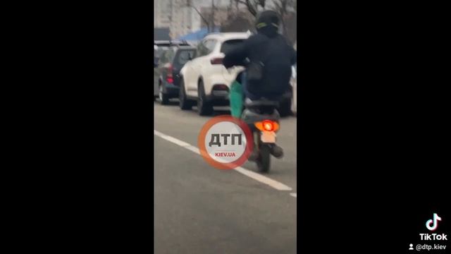 Круті хлопці на спортивних скутерах роблять контент. Київ. Оболонька. смотреть онлайн