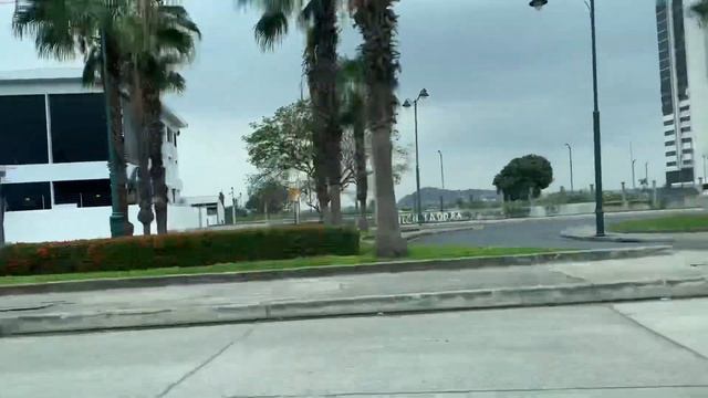 На машине проезжаем центр Гуаякиль, Эквадор смотреть онлайн