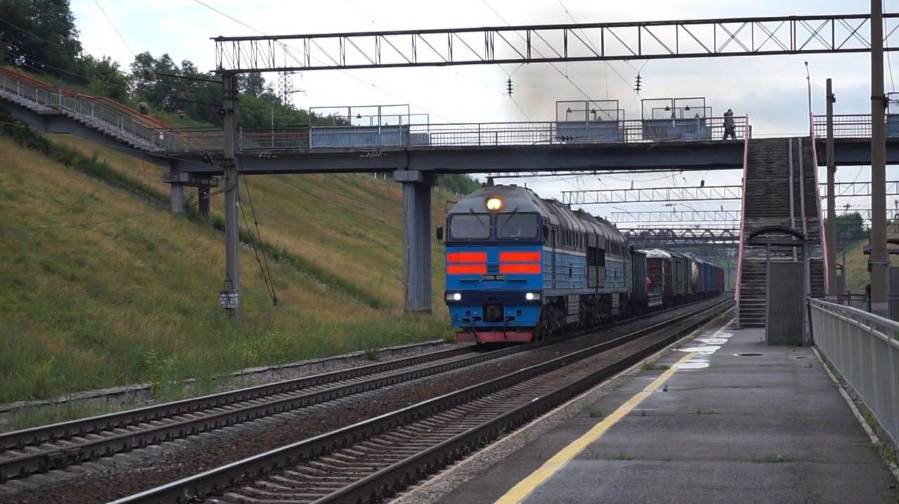 Тепловоз 2ТЭ116У-0202 на подъёме с приветливой бригадой. смотреть онлайн