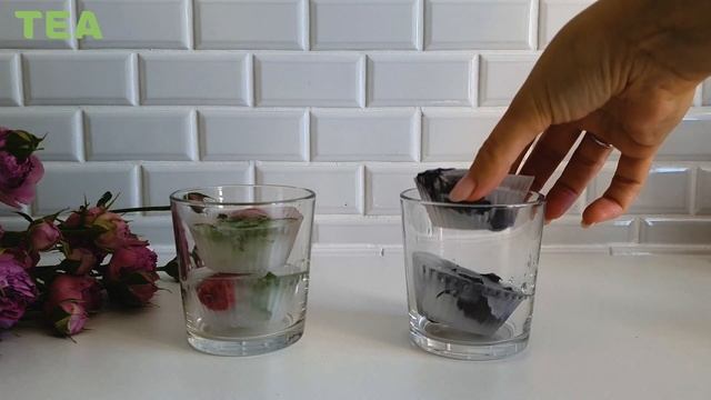 Украсит коктейль, охладит любимый чай: декоративный лед с ягодами и травами смотреть онлайн