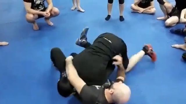 Удушающий приём анаконда и болевой на руку в случае когда оказались снизу