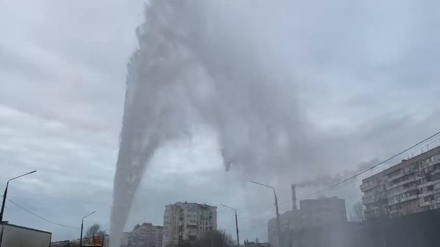 Возле Дубовки в Запорожье прорвало трубу смотреть онлайн
