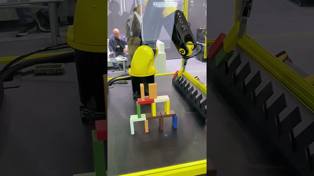 Робот устанавливает домик / Выставка «Металлообработка-2024» смотреть онлайн