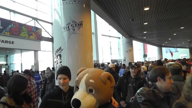 Матч звезд КХЛ Челябинск 13 января 2013 Эпизод 3 В холле дворца Александр Рязанцев смотреть онлайн