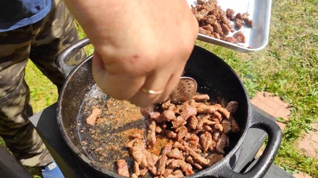 НЕЖНЕЙШИЙ ВКУС МЯСА | Готовим на открытом огне #бефстроганов #гуляш #подлива смотреть онлайн