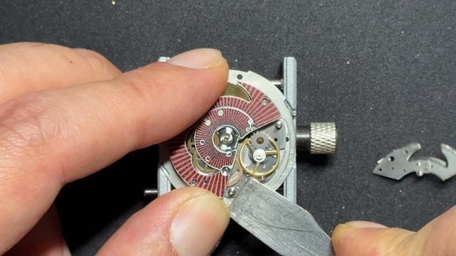 Disassembling the SISTEM51 Movement similar to the one inside the new Swatch x Blancpain смотреть онлайн