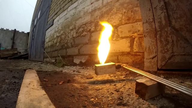 Деревянный брусок против резака смотреть онлайн