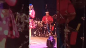 ударник зажигает