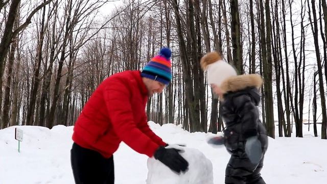 видео для детей . Алиса с папой слепили лежащего снеговика смотреть онлайн