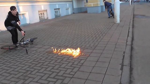 Прыгаем через огонь в центре города смотреть онлайн