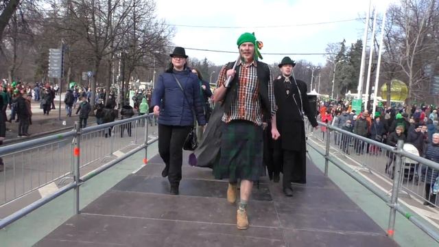 "Марш весёлых незнакомцев" на Дне Святого Патрика в Сокольниках 18.03.2017 смотреть онлайн