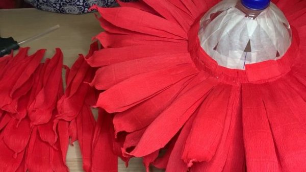 Огромные цветы из гофрированной бумаги. Growth flowers from crepe paper