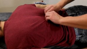 Мануальный массаж. Огромный пауэрлифтер. Вправление позвонков. Декомпрессия позвоночника.