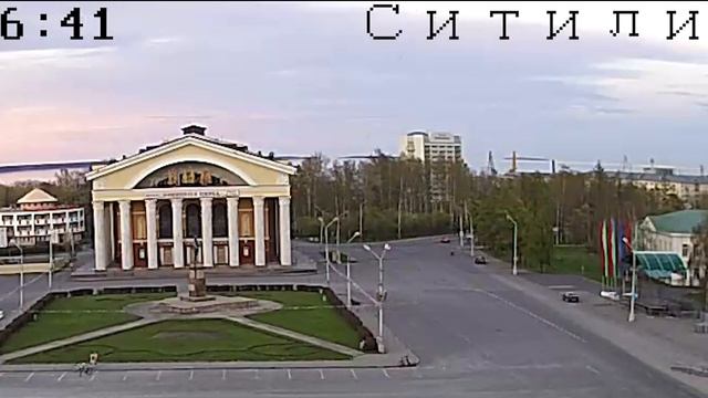Лось в центре Петрозаводска. Городские камеры "Ситилинка" заметили животное на площади Кирова. смотреть онлайн