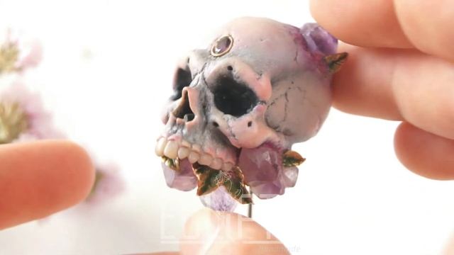 Брошь-игла Violet skull череп из полимерной глины, аметисты. Авторская ручная работа ECLIPTA jewelr смотреть онлайн