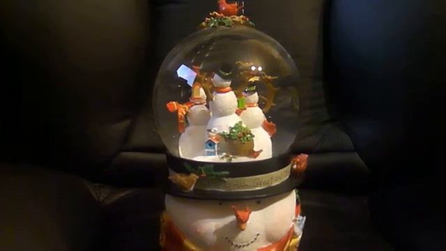 Снежный шар "Снеговички" смотреть онлайн