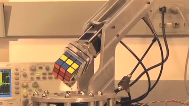Робот собрал Кубик Рубика за 15 секунд! смотреть онлайн